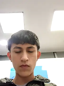 Snapshot of hoot_booys_ chatting on 12/15/25, 08:35 hoot booys online show from 12/15/25, 08:35