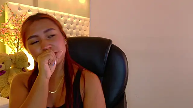 Snapshot of KathiaLuxe chatting on 11/19/25, 02:06 KathiaLuxe online show from 11/19/25, 02:06