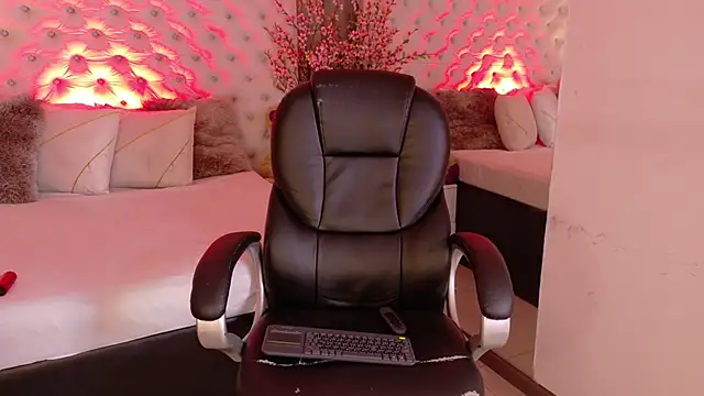 Snapshot of KathiaLuxe chatting on 12/05/25, 02:47 KathiaLuxe online show from 12/05/25, 02:47