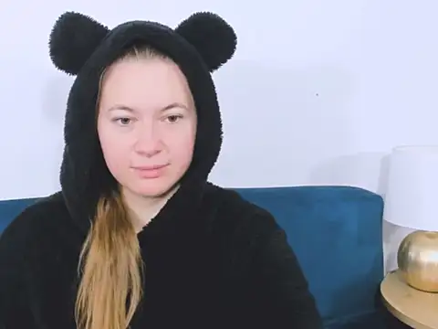 Snapshot of LeaNaughty chatting on 12/15/25, 07:45 LeaNaughty online show from 12/15/25, 07:45