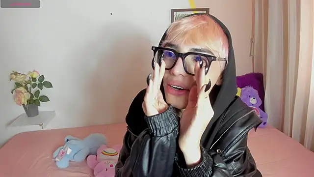 Strawberry Kitty  online show from 11/12/25, 02:17