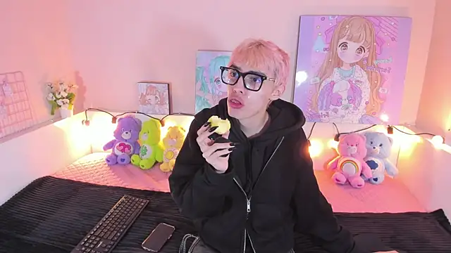 Strawberry Kitty  online show from 11/15/25, 10:59