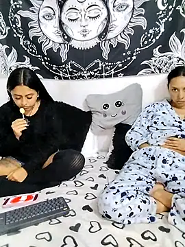 Snapshot of emily_n_abby chatting on 05/19/26, 01:39 emily n abby online show from 05/19/26, 01:39