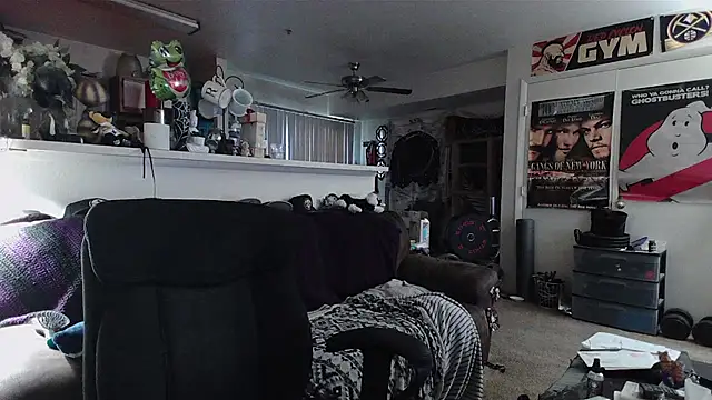 Snapshot of biggerisbetter12 chatting on 04/16/26, 01:17 biggerisbetter12 online show from 04/16/26, 01:17