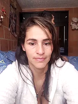 Snapshot of AmeliHoney chatting on 10/19/25, 02:18 AmeliHoney online show from 10/19/25, 02:18