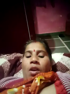 Snapshot of OliveGreen22 chatting on 11/12/25, 09:21 OliveGreen22 online show from 11/12/25, 09:21