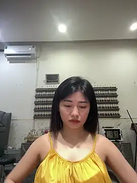 Yiyi cute online show from 10/17/25, 10:29