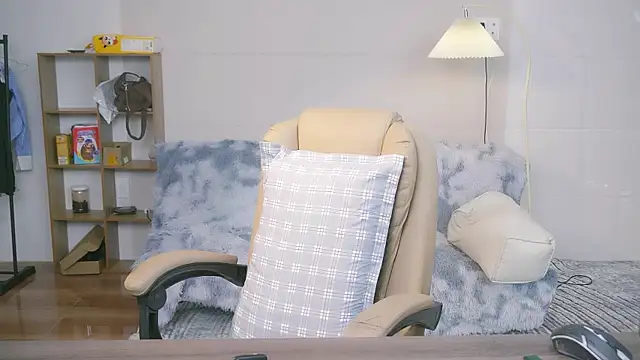 Yiyi cute online show from 10/20/25, 06:47