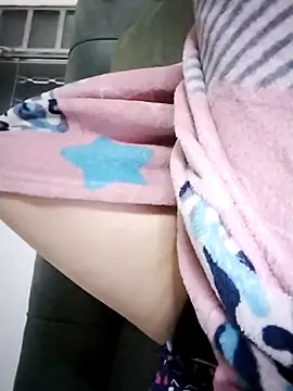 Snapshot of Maee_filha253 chatting on 10/24/25, 12:01 Maee filha253 online show from 10/24/25, 12:01