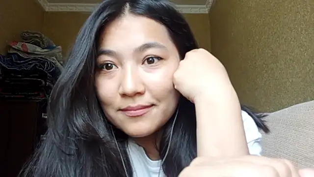 LinneaHyles online show from 10/28/25, 05:22