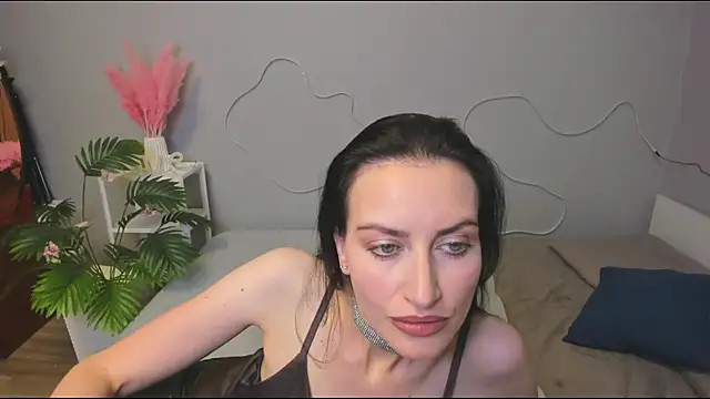 your  queen online show from 10/19/25, 03:56