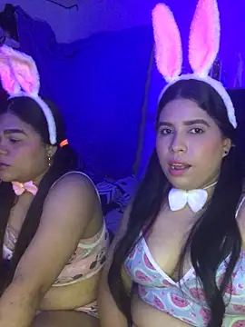 Snapshot of 2moons_full_of_love chatting on 11/11/25, 12:43 2moons full of love online show from 11/11/25, 12:43