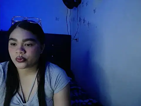 Snapshot of 2moons_full_of_love chatting on 11/21/25, 12:10 2moons full of love online show from 11/21/25, 12:10