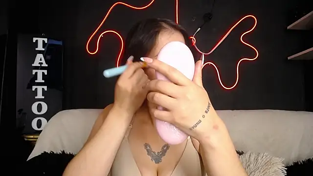 Snapshot of Emma_sweet_hot chatting on 04/10/26, 04:23 Emma sweet hot online show from 04/10/26, 04:23