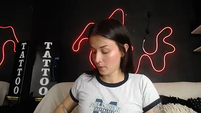 Snapshot of Emma_sweet_hot chatting on 04/15/26, 04:36 Emma sweet hot online show from 04/15/26, 04:36