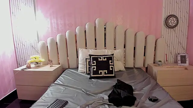 Snapshot of Isabella_Marsh chatting on 11/04/25, 12:04 Isabella Marsh online show from 11/04/25, 12:04