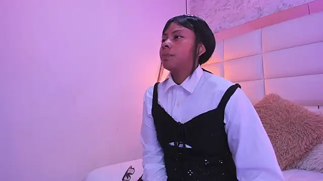 Snapshot of Sofia_clk chatting on 11/25/25, 03:28 Sofia clk online show from 11/25/25, 03:28