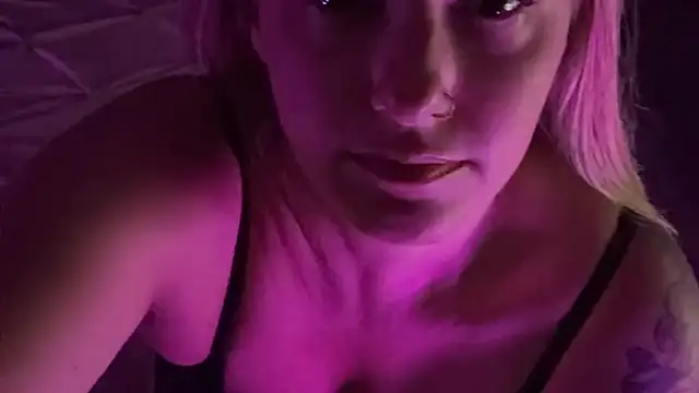 Snapshot of jvixen92 chatting on 10/20/25, 05:08 jvixen92 online show from 10/20/25, 05:08