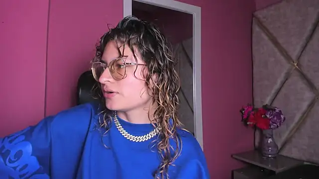 EmiliRouse  online show from 11/19/25, 02:55