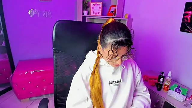 EmiliRouse  online show from 11/22/25, 01:48