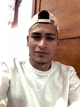 Snapshot of Emiliano_Reyes chatting on 06/03/26, 01:52 Emiliano Reyes online show from 06/03/26, 01:52