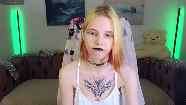 Snapshot of MitaSide chatting on 12/17/25, 08:59 MitaSide online show from 12/17/25, 08:59