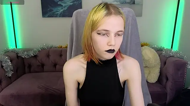 Snapshot of MitaSide chatting on 12/20/25, 08:49 MitaSide online show from 12/20/25, 08:49