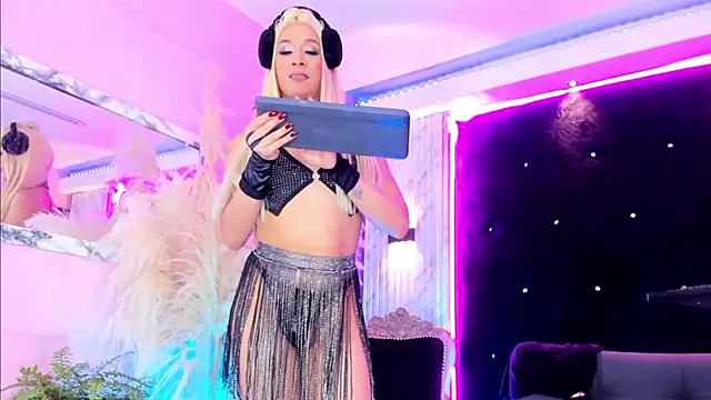 Queens Wonders Blonders online show from 10/26/25, 07:31