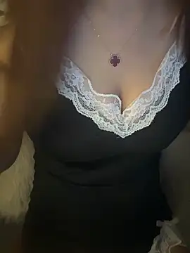 Snapshot of Bong-g chatting on 04/18/26, 06:45 Bong-g online show from 04/18/26, 06:45