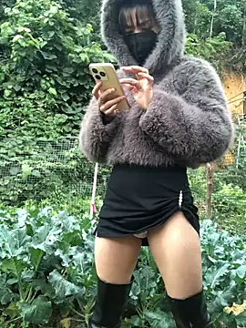 Snapshot of Kylie_beem chatting on 12/20/25, 01:45 Kylie beem online show from 12/20/25, 01:45