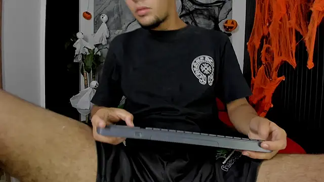 Snapshot of Alan-Smith1 chatting on 10/21/25, 07:47 Alan-Smith1 online show from 10/21/25, 07:47