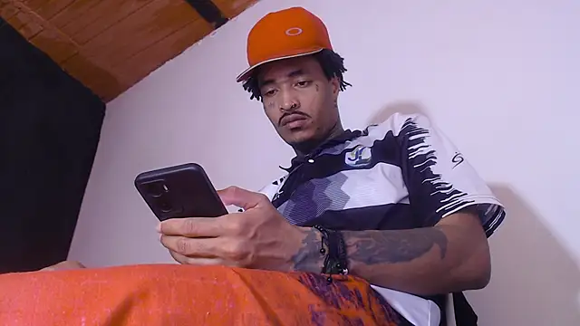 Snapshot of Anaconda_larga chatting on 04/01/26, 01:23 Anaconda larga online show from 04/01/26, 01:23