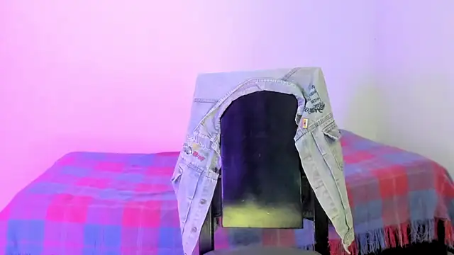 Snapshot of Nikki__uwu chatting on 04/15/26, 07:43 Nikki uwu online show from 04/15/26, 07:43