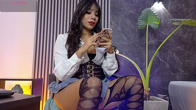 Snapshot of SelenaAbatti_ chatting on 11/15/25, 04:10 SelenaAbatti online show from 11/15/25, 04:10