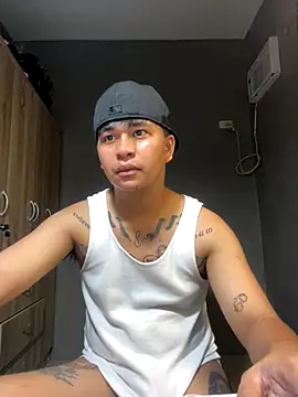 Snapshot of Sweet_Guy_tattoo chatting on 10/31/25, 05:41 Sweet Guy tattoo online show from 10/31/25, 05:41