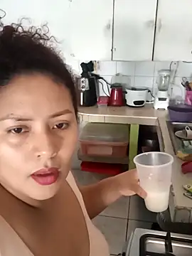 Snapshot of chikis12_ chatting on 11/24/25, 05:12 chikis12 online show from 11/24/25, 05:12