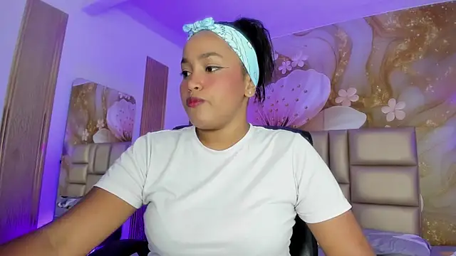 NahomiWalker  online show from 12/04/25, 07:22