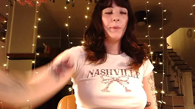Snapshot of Trickylucy555 chatting on 06/16/26, 03:42 Trickylucy555 online show from 06/16/26, 03:42
