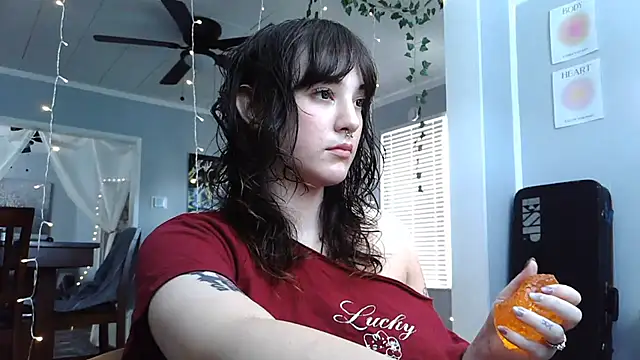Snapshot of Trickylucy555 chatting on 06/24/26, 06:18 Trickylucy555 online show from 06/24/26, 06:18