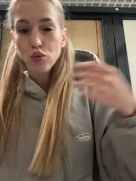 kira mia online show from 12/05/25, 03:41