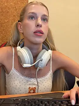 Snapshot of kira_mia chatting on 03/10/26, 04:01 kira mia online show from 03/10/26, 04:01