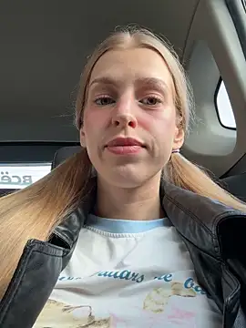 Snapshot of kira_mia chatting on 04/18/26, 03:49 kira mia online show from 04/18/26, 03:49