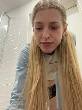 Snapshot of kira_mia chatting on 04/18/26, 07:29 kira mia online show from 04/18/26, 07:29