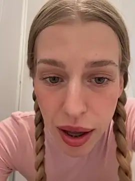 Snapshot of kira_mia chatting on 04/21/26, 04:45 kira mia online show from 04/21/26, 04:45