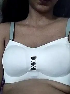 Snapshot of Aaliya_BigBoobs_1 chatting on 06/05/26, 08:42 Aaliya BigBoobs 1 online show from 06/05/26, 08:42