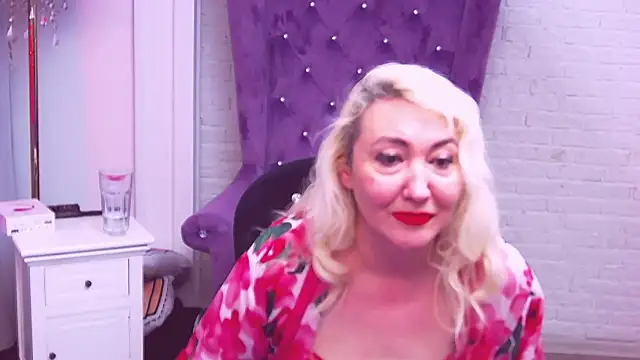 Snapshot of LadyKriss chatting on 11/06/25, 06:14 LadyKriss online show from 11/06/25, 06:14