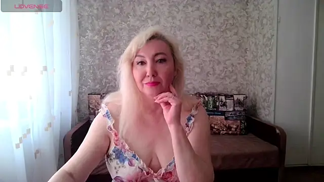 Snapshot of LadyKriss chatting on 04/02/26, 06:00 LadyKriss online show from 04/02/26, 06:00