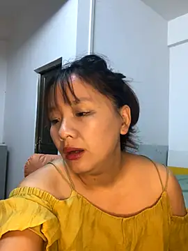 yiyi930316 online show from 10/24/25, 06:21