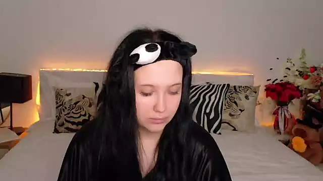 Felicia Herceg online show from 10/31/25, 07:15