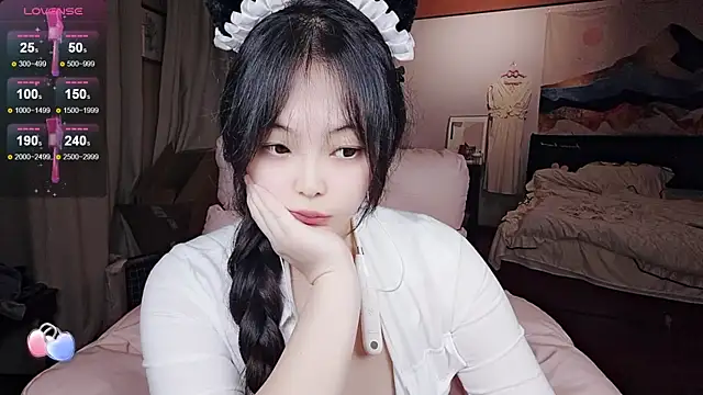 Snapshot of Lenai- chatting on 05/18/26, 12:33 Lenai- online show from 05/18/26, 12:33